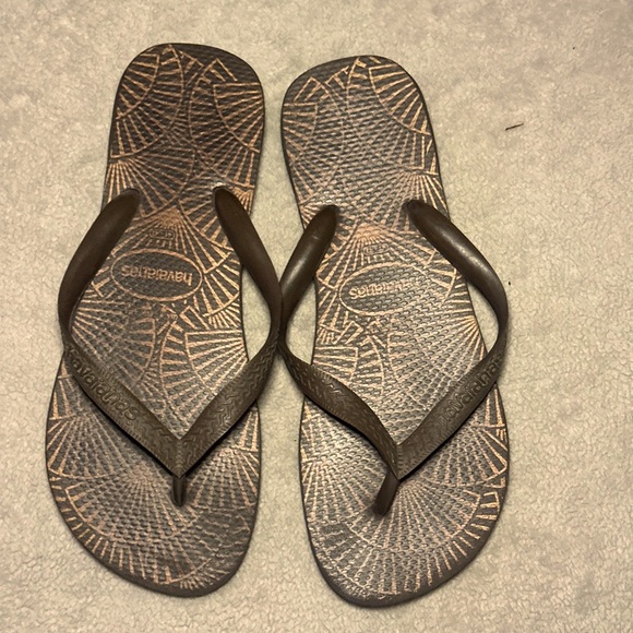 Havaianas Brown Flip Flops NWOT size 9 - Picture 1 of 2